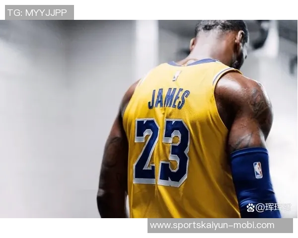 詹姆斯谈球队会议后表现称赞回应展现团队精神与决心